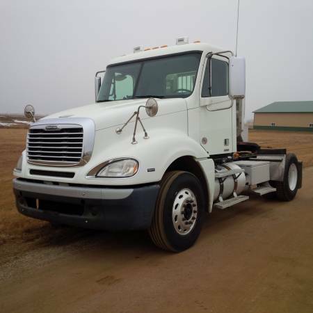 09 FREIGHTLINER COLUMBIA SINGLE AXLE DAY CAB NO RUST (Sioux Falls, South Dakota)
