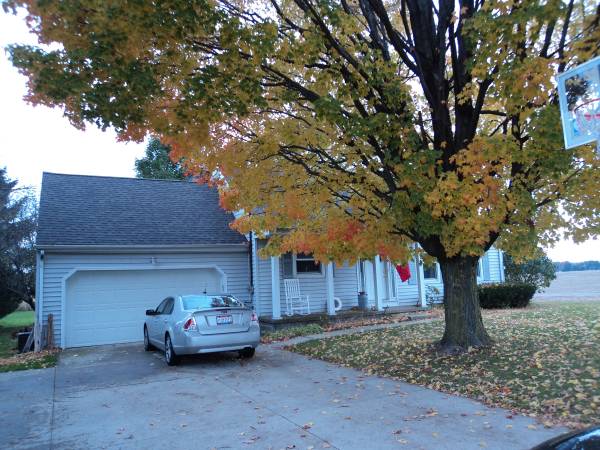 395  House share available for female (parma heights)