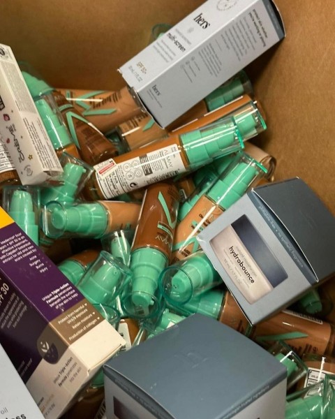 ???? ???? 200 UNITS – Mixed Cosmetics Pallet (Wholesale Lot)