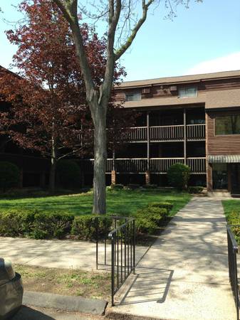 1BR CONDO MUST SEE  (Plainville Woods)