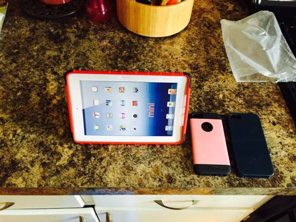 2 iPhone 5s cases, iPad mini case wkick stand
