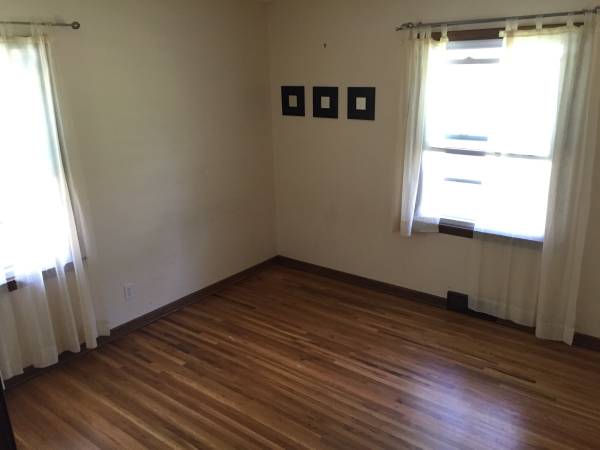 2 rooms available now in Highland Park UTILITIES INCLUDED