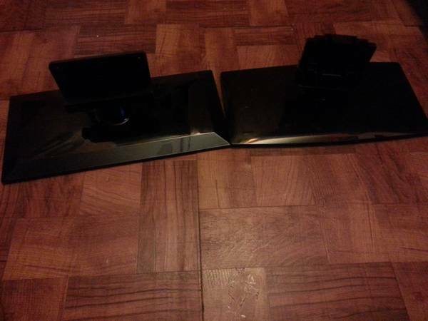 2 TV STANDS 32 LG AND SEIKI
