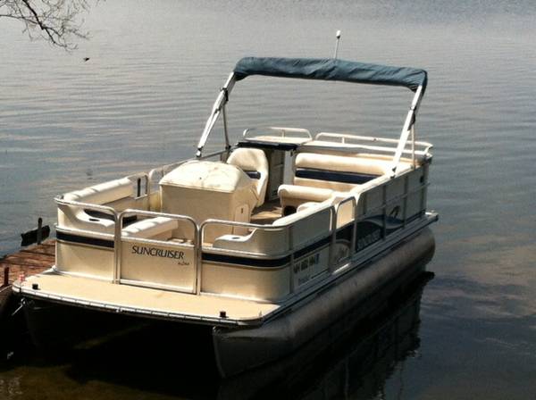 20 ft Lowes Suncruiser Pontoon with 40 HP yamaha 4