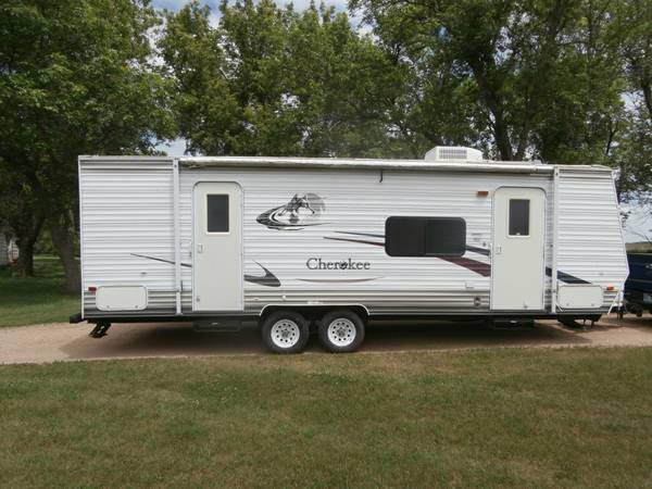 2005 Cherokee Forest River bumper 27 foot camper Very nice