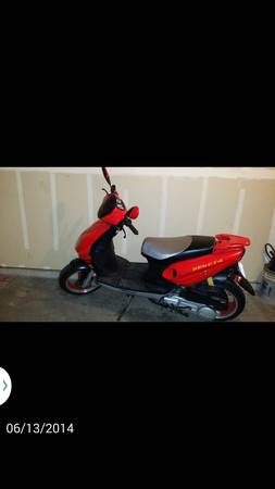 2005 Red Scooter GREAT FOR THE SUMMER RUNS GREAT