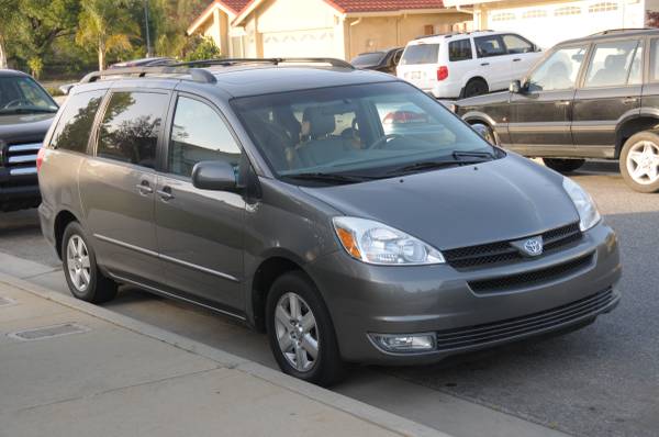 2005 Toyota Sienna XLE (( Very low 63k miles)) With DVD  Clean Title