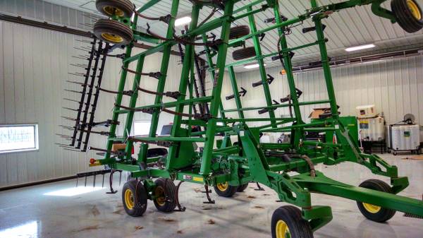 2008 John Deere 2210 field cultivator