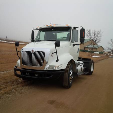 2010 INTERNATIONAL SINGLE AXLE DAY CAB TRUCK (Sioux Falls Area)