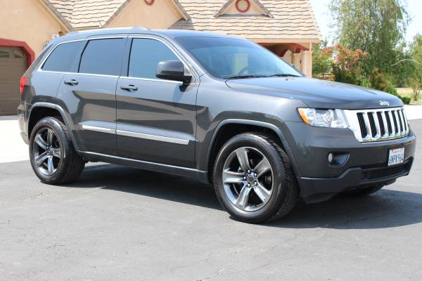 2011 Jeep Grand Cherokee Loaded Super Clean  GAS SAVER