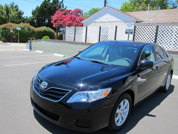 2011 Toyota Camry LEONE OWNER W Sunroof LOW MILES MUST SEE