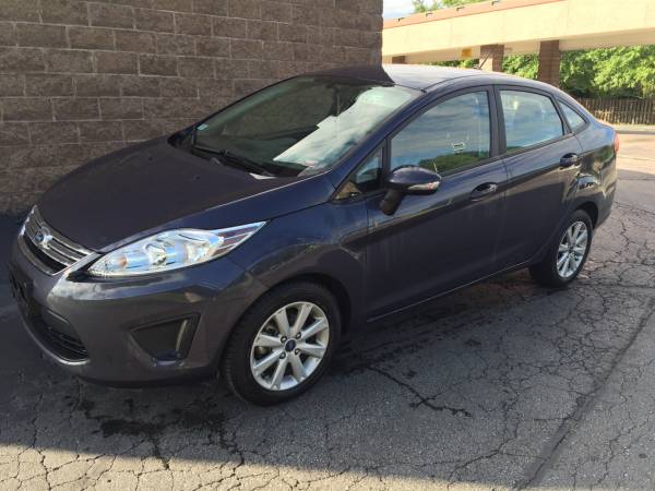 2013 Ford Fiesta SE Very Clean Great Gas Mileage