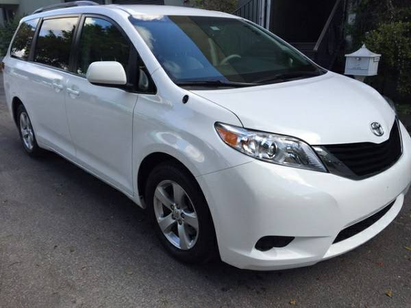 2013 Toyota Sienna Minivan LE AWD Low mileage