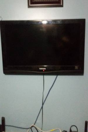 32 SAMSUNG LED TELEVISON Wall Mount Included