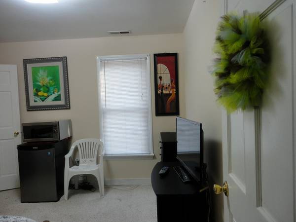 420  BEAUTIFUL FURNISHED ROOM FOR RENTUTILITIES INCLUDEDHDTVFRIDGE (CHESTERFIELD)