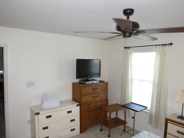 525  Large furnished bedroom w private full bath