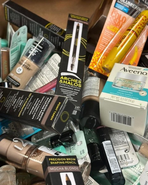 ???? ???? 200 UNITS – Mixed Cosmetics Pallet (Wholesale Lot)