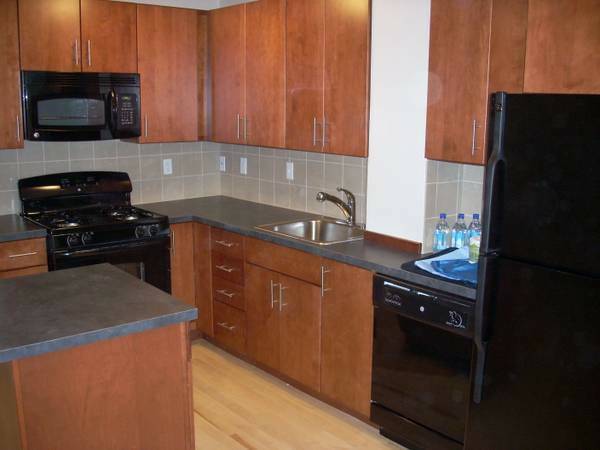 550  Room For Sublet In Apartment (((Near the airport)))