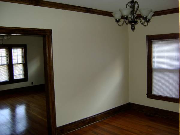 550  studio with hardwood floors lots of closets eat in kitchen (ClevelandLakewood Border)