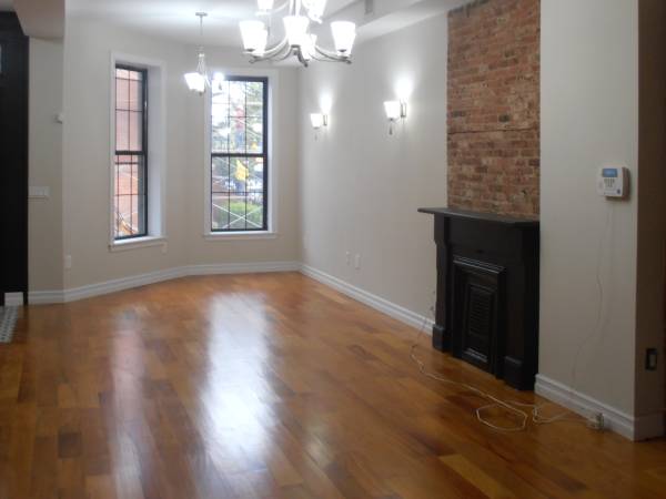 900  a very large furnished room with a private bathroom for rent (boro park)
