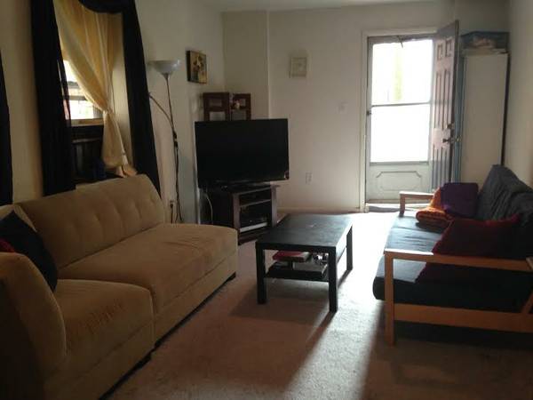 600  2 Females Have Large Room Available in 3 Bedroom Apartment (Bella Vista)