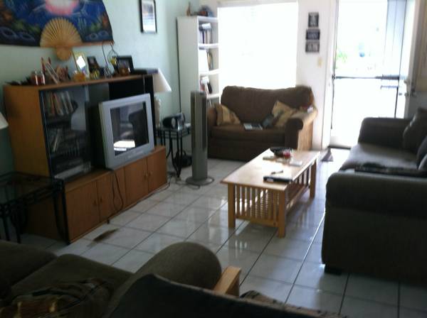 600  Room for rent for woman (Waimanalo)