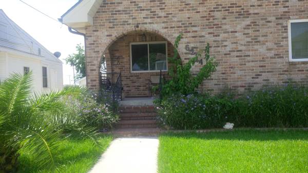 625  Excellent location two blocks to UNO and walking distance to the lake (6214 Cameron Blvd)