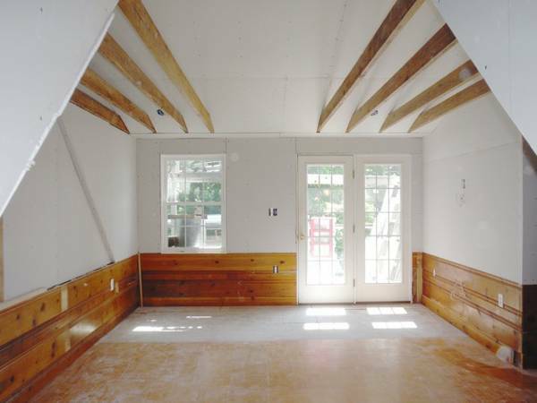 699  LOFT ROOM AVAILABLE, WALK TO CARYTOWN utilities included (cary town)