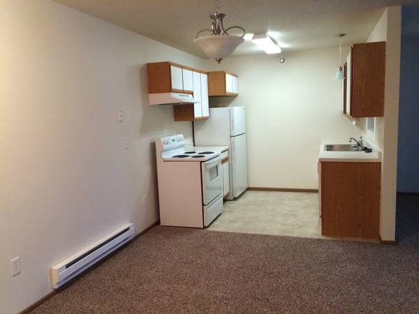 375  Studio Apt. (1402 North Broadway Fargo,)