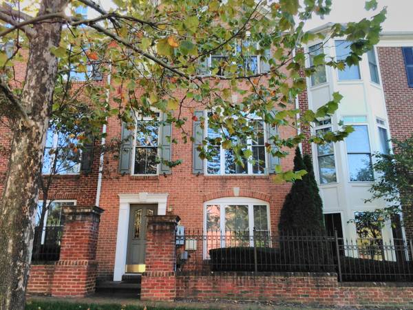 750  Luxury townhome next to metro..Fully furnished. Ready (silver spring)