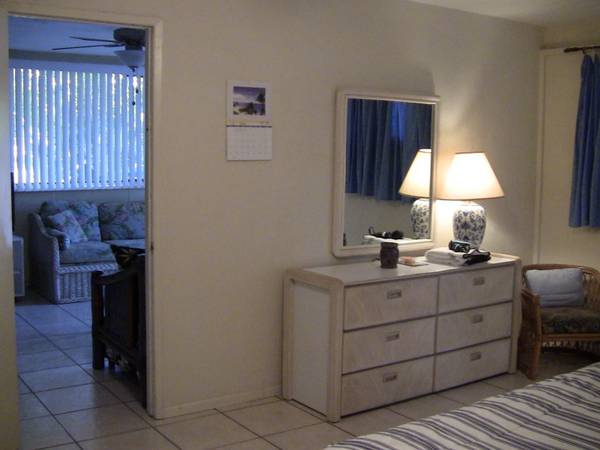 Living room (350) or bedroom (600) for rent (Near UH ManoaKCC)
