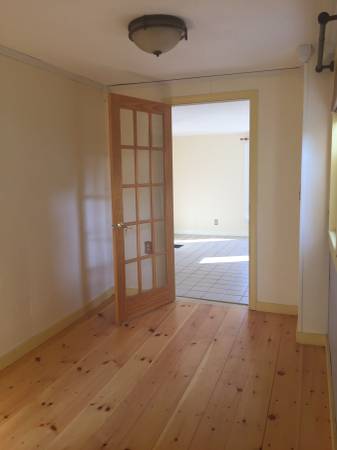 850  Bright Downtown Studio with Private EntryGardens (Exeter, NH)