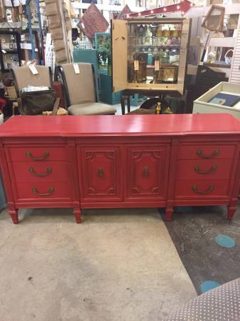 9 Drawer Dresser  Buffet  Media Table