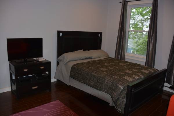 950  Large Room With Furniture Close to T (Somerville)