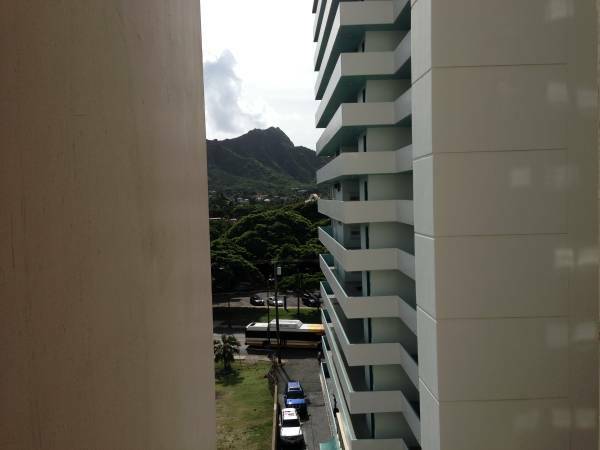 950  Room for rent available now. Own bath (Waikiki)