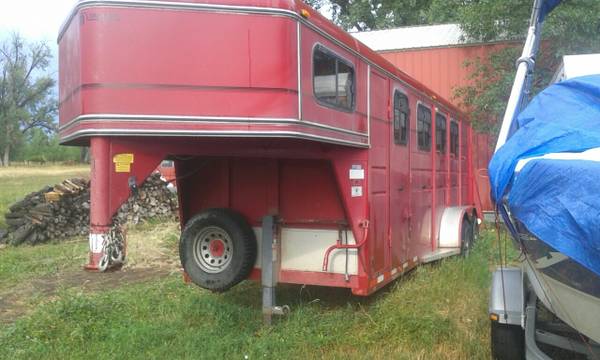 98 CM 4 horse Gooseneck trailer