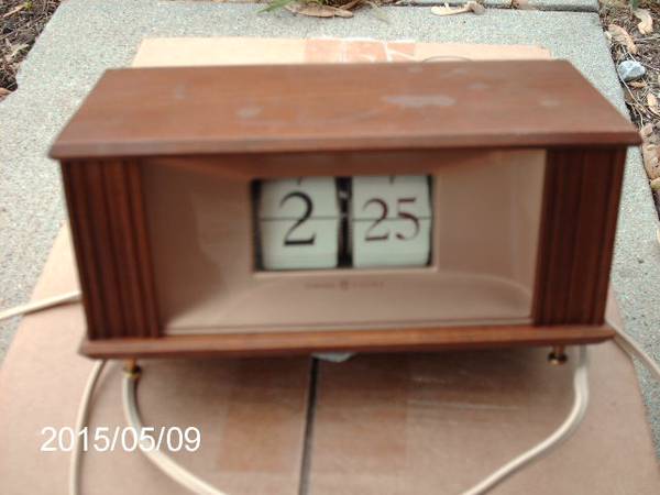 A Vintage GE Flip Clock (Model 8113)