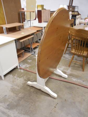 AMISH MADE SOLID PINE TILT TOP KITCHEN TABLE