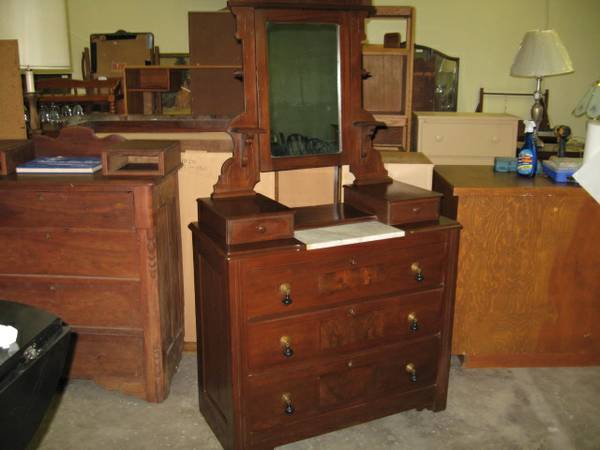 Antique dresser With Mirror