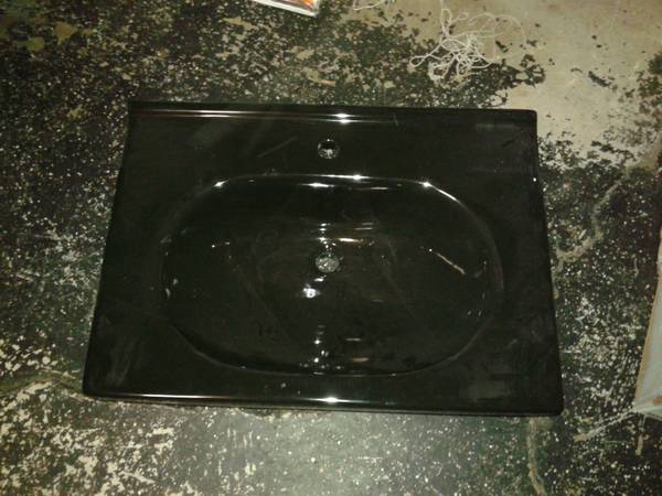 ASSORTED KITCHEN AND BATHROOM SINKS AND TUBS