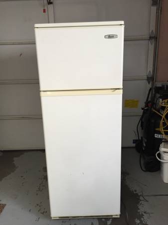Avanti 160 watt 13 cubic foot refrigerator with freezer