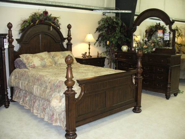 BEAUTIFUL 5PC BEDROOM SET