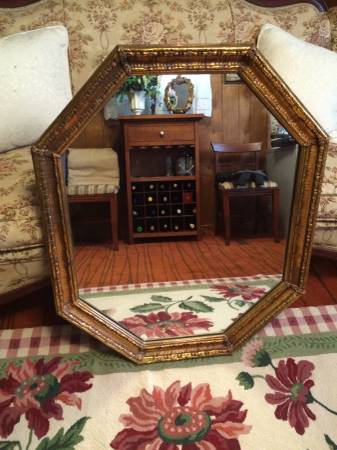 Beautiful Basset gold mirror (Henrico)