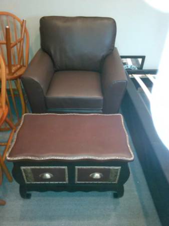 Beautiful Brand New Lane Leather Chair