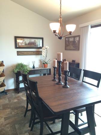 Beautiful Dark Wood, Like New Dining Set from Slumberland