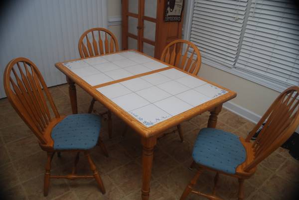 BEAUTIFUL DINETTE TABLE PRICED TO SELL