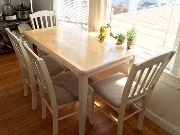 Beautiful dining kitchen table with 2 chairs