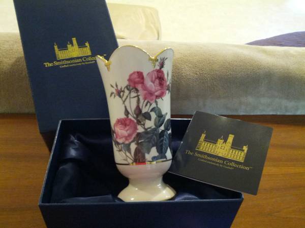 Beautiful NEW in Gift Box Pink Rose Goebel Smithsonian Collection Vase