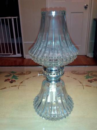 Beautiful  Oil Lamp in great shape works excellent Antique
