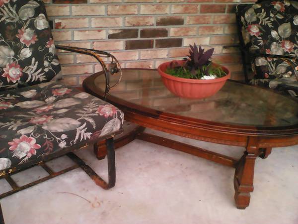 BEAUTIFUL WOODEN COFFEE TABLE WITH GLASS TOP